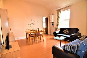 Living area - Manu's Guesthouse (Birmingham)