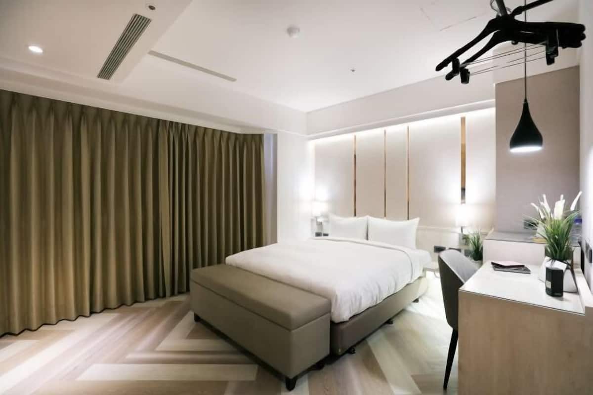 Premium bedding, down duvets, minibar, desk