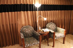 Ropa de cama de alta calidad, cubrecamas, minibar y escritorio 