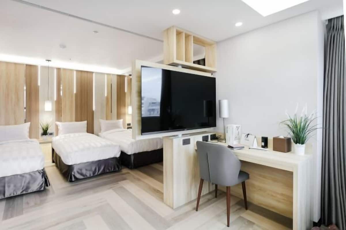Premium bedding, down duvets, minibar, desk