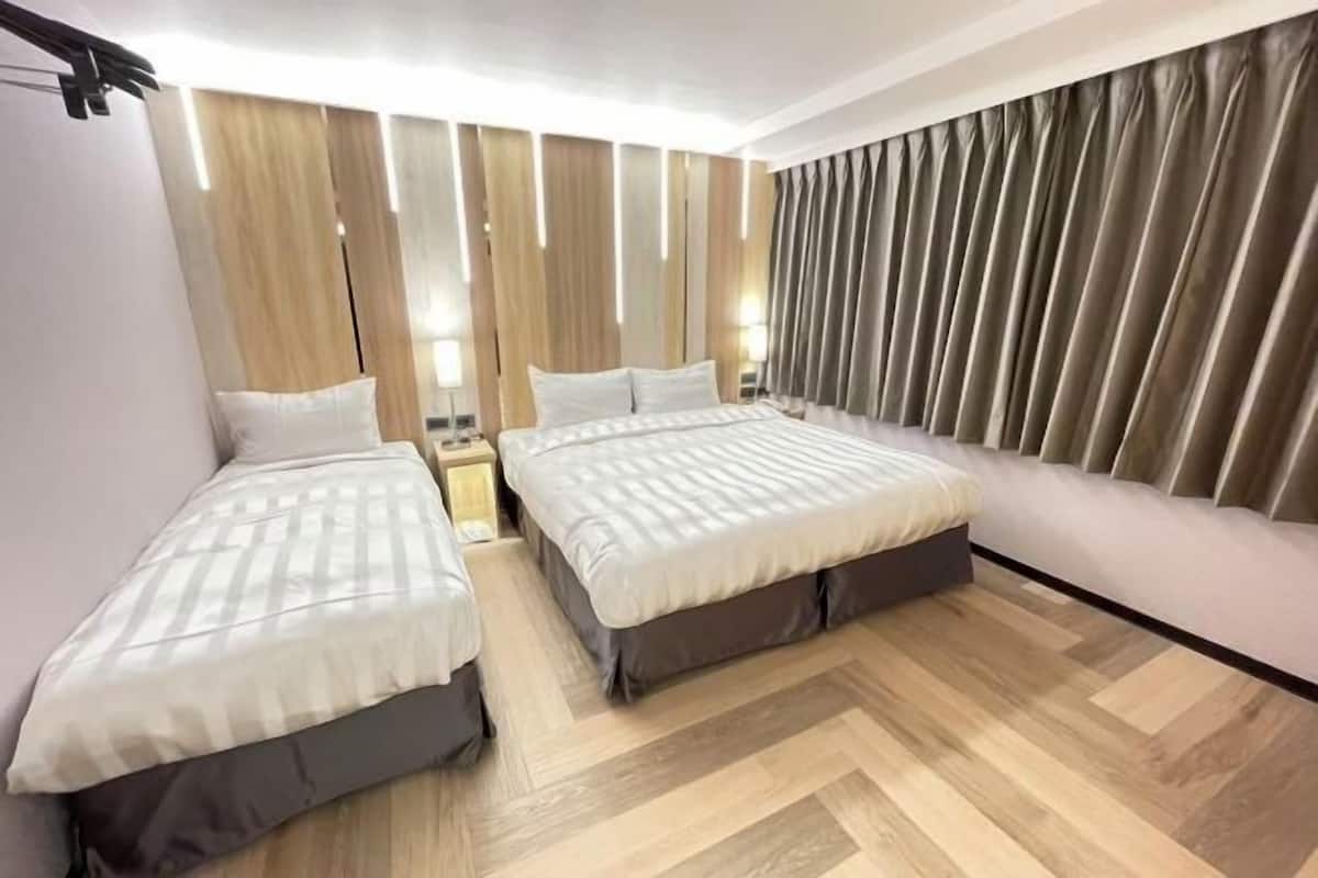 Premium bedding, down duvets, minibar, desk