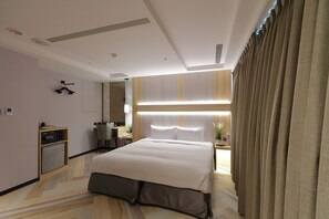 Deluxe Double Room, 1 Queen Bed, Bathtub | Premium bedding, down comforters, minibar, desk