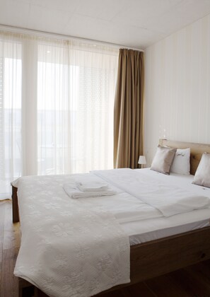 Habitación doble | Caja de seguridad en la habitación, escritorio y cortinas blackout