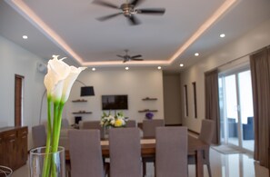 Tulip House 3 Bedrooms with Private Pool | Restauration dans la chambre