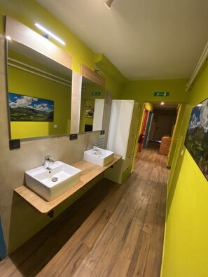 Shower, free toiletries, hair dryer - Hostel Soca Rocks (Bovec)