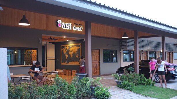 Une auberge de jeunesse bien éclairée, dotée d’une façade en bois, d’un espace extérieur aménagé et d’un jardin.