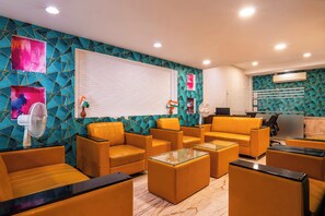 32-英寸纯平电视 （配备卫星频道）、电视