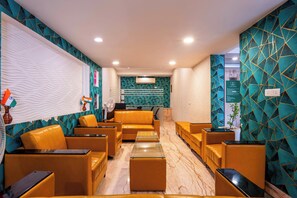 32-英寸纯平电视 （配备卫星频道）、电视