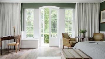 Lilypond Room | 高級寢具、迷你吧、房內夾萬、遮光窗簾/窗簾