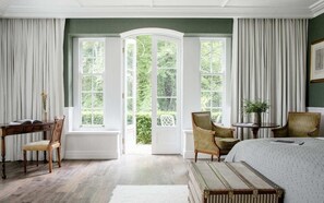 Lilypond Room | เครื่องนอนระดับพรีเมียม, มินิบาร์, ตู้นิรภัยในห้องพัก, ผ้าม่านกันแสง