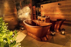 Bathtub spa outdoor