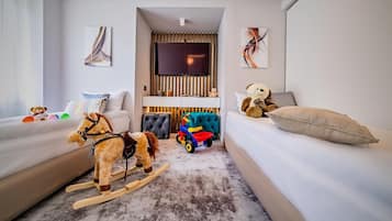 Refurbished Family Suite | Badkamer | Een douche, gratis toiletartikelen, een haardroger, badjassen