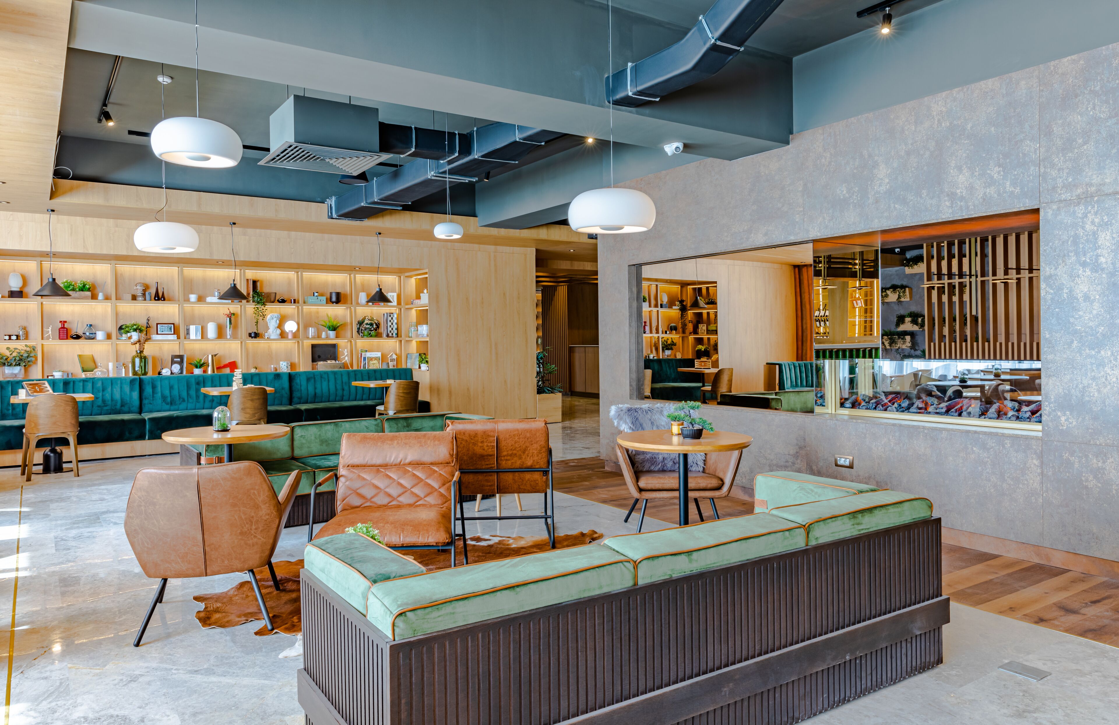 Sert le déjeuner et le dîner