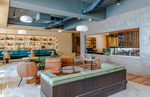 Sert le déjeuner et le dßner