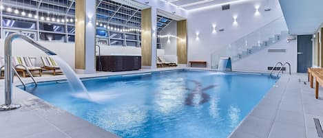 Indoor pool, sun loungers