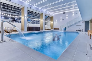 Piscine couverte, chaises longues