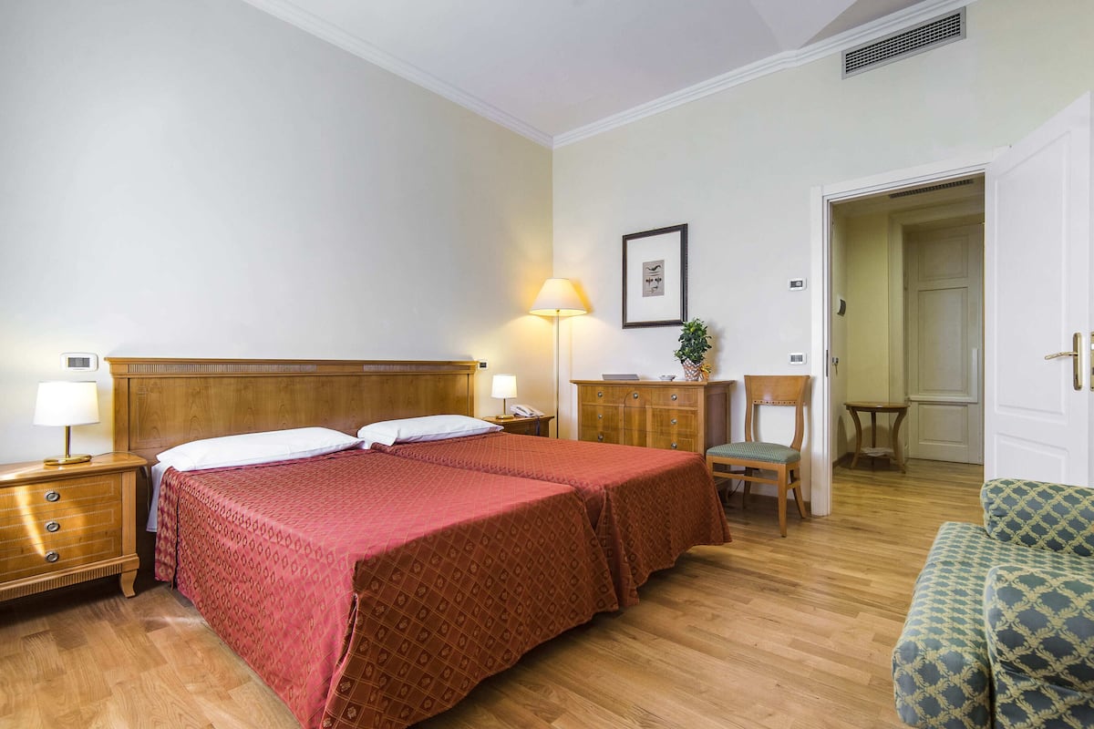 Dobbelt- eller tomannsrom, sjøutsikt | Minibar, safe på rommet, skrivebord og wi-fi (inkludert)