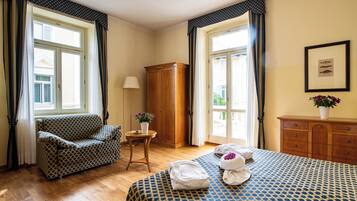 Camera con letto matrimoniale o 2 letti singoli, vista mare | Minibar, una cassaforte in camera, una scrivania, Wi-Fi gratuito