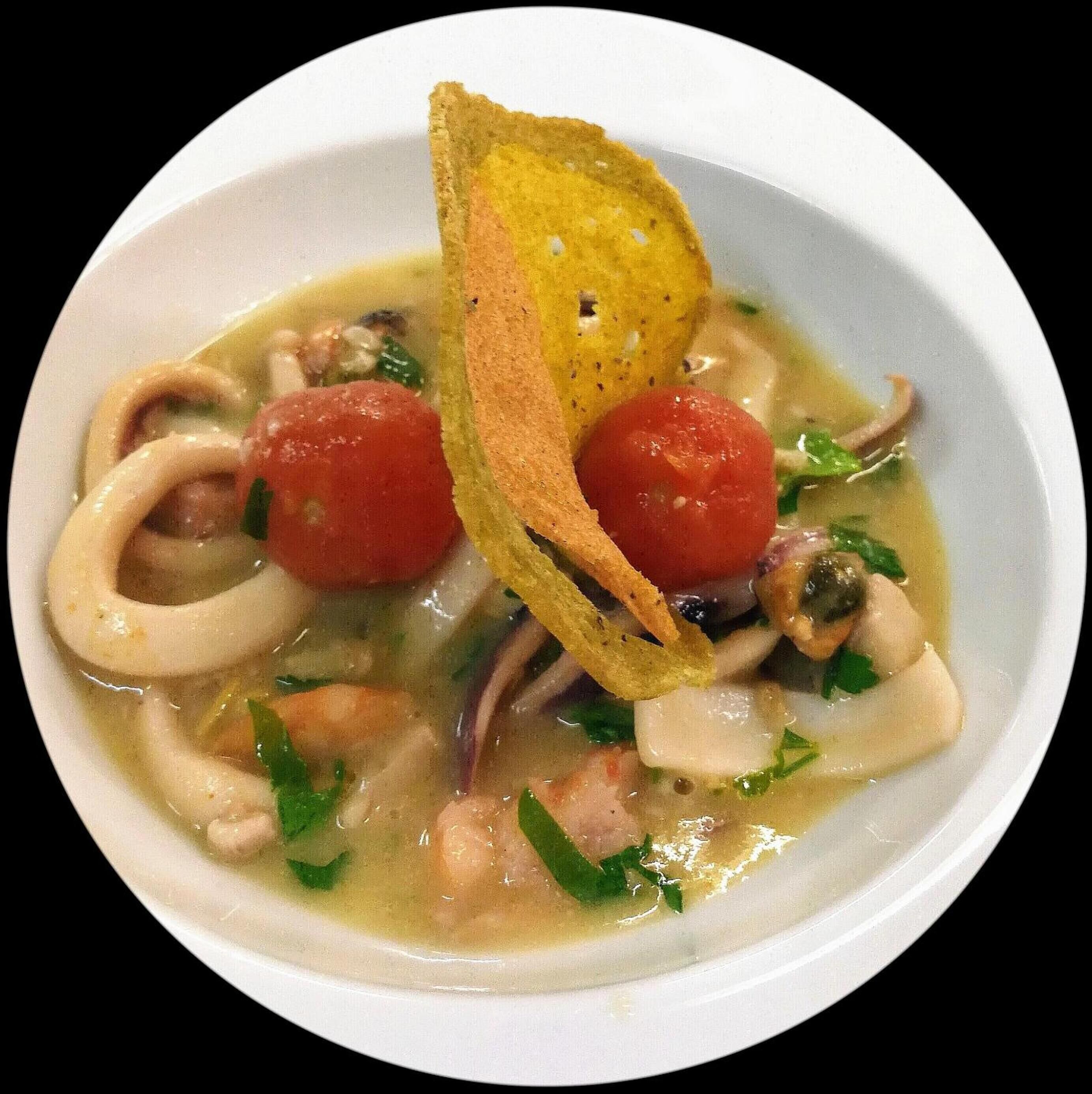 Un bol de soupe contenant divers ingrédients.