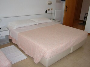 Desk, free WiFi, bed sheets - Hotel Villa Carla (Grado)
