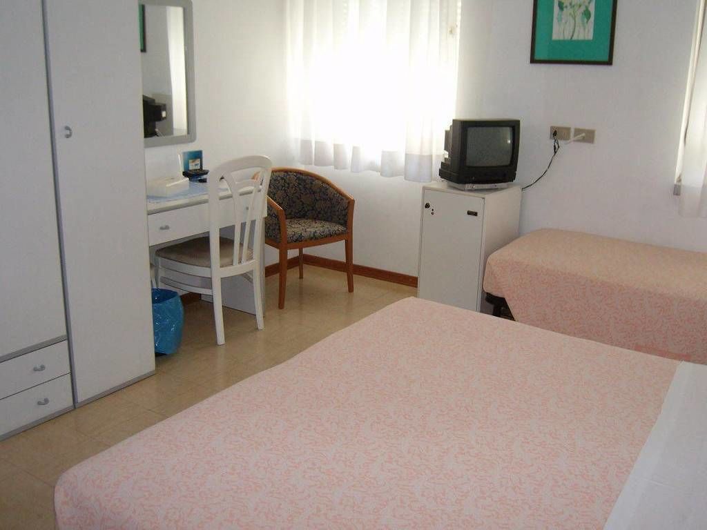 comfort triple room | desk, free wifi, bed sheets