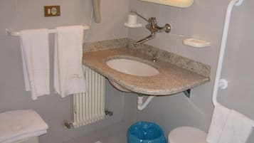 Dusche, Haartrockner, Hausschuhe, Handtücher