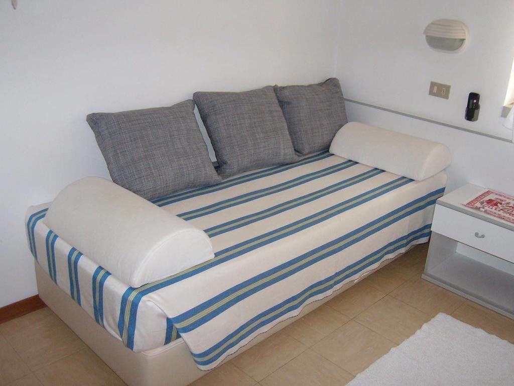 comfort triple room | living area | tv