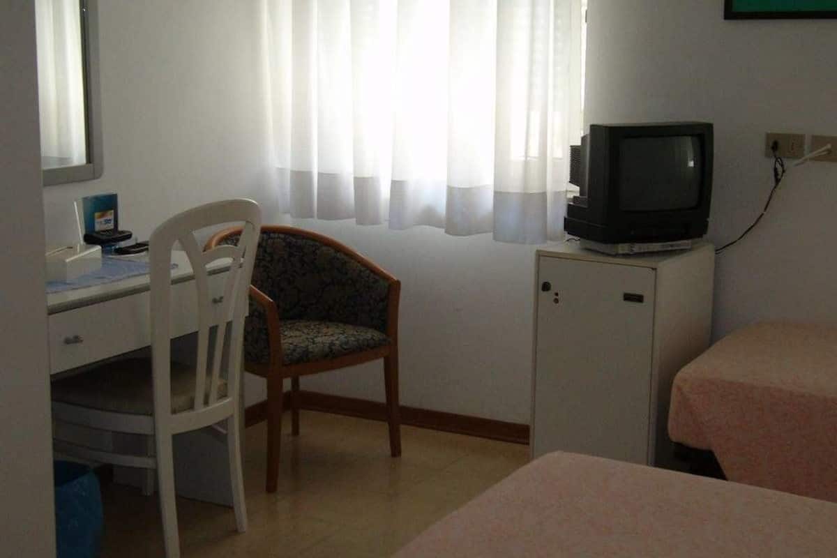 Una scrivania, Wi-Fi gratuito, lenzuola