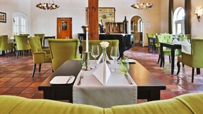 Desayuno buffet diario (EUR 18 por persona)