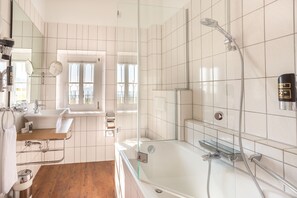 Suíte, 1 quarto | Banheiro | Secador de cabelo, toalhas de banho