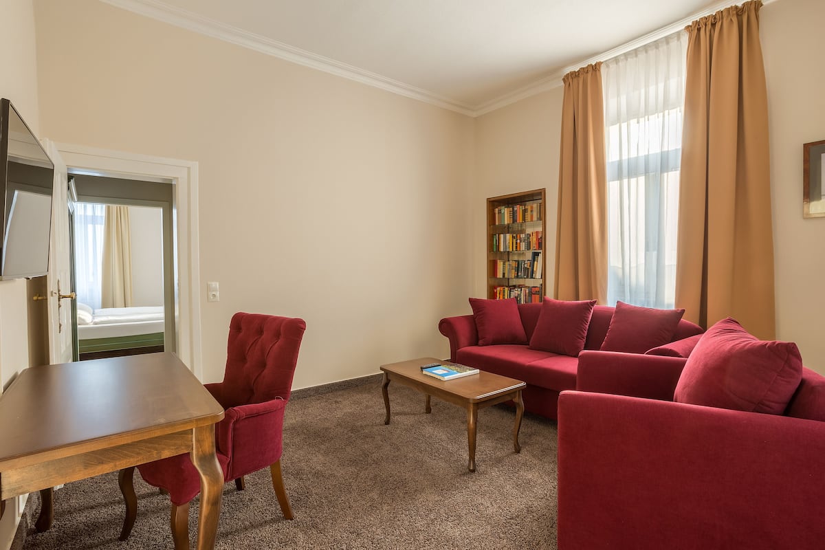 Suite, 1 Schlafzimmer | Hochwertige Bettwaren, Zimmersafe, individuell eingerichtet