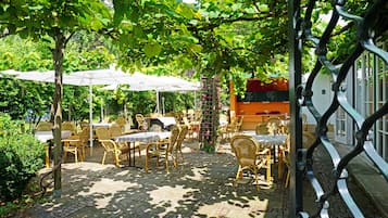 Breakfast, dinner served; Regional cuisine, garden views