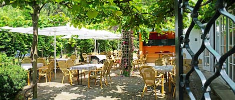 Frühstück, Abendessen, regionale Küche, Blick auf den Garten 