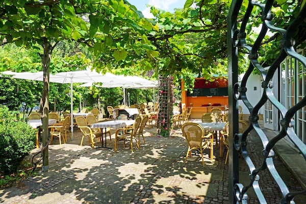 Petit déjeuner et dßner servis sur place, vue sur le jardin