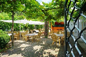 Se sirven desayunos y cenas; cocina regional; con vista al jardín