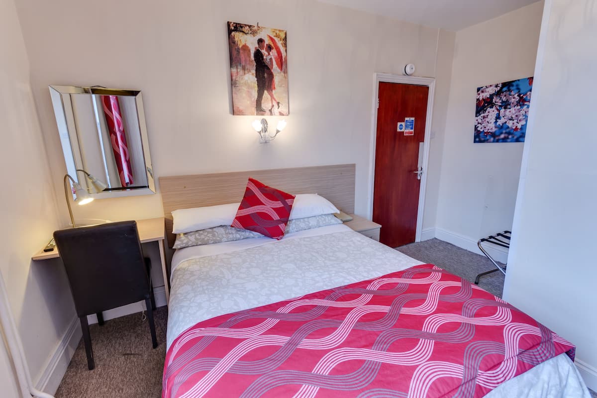 Double Room | Desk, free WiFi, bed sheets