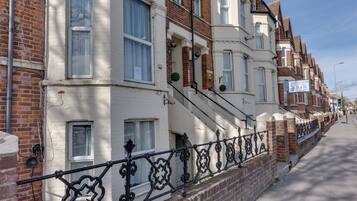 Vista frontal de la propiedad