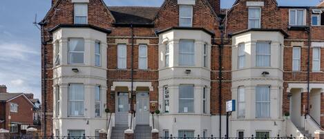 Vista frontal de la propiedad