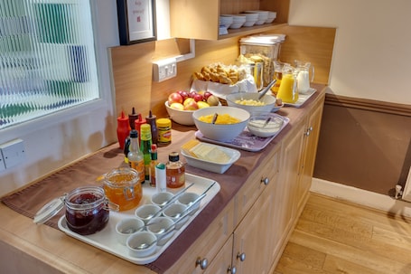 Tägliches kontinentales Frühstück gegen Gebühr. Sportsview Guest House