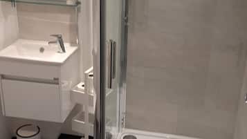 Superior tweepersoonskamer | Badkamer | Een douche, gratis toiletartikelen, een haardroger, handdoeken