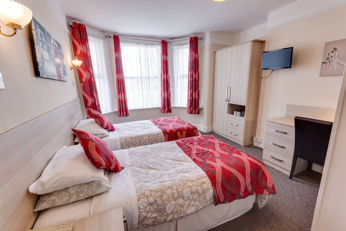 Twin Room | Desk, WiFi (free), bed sheets