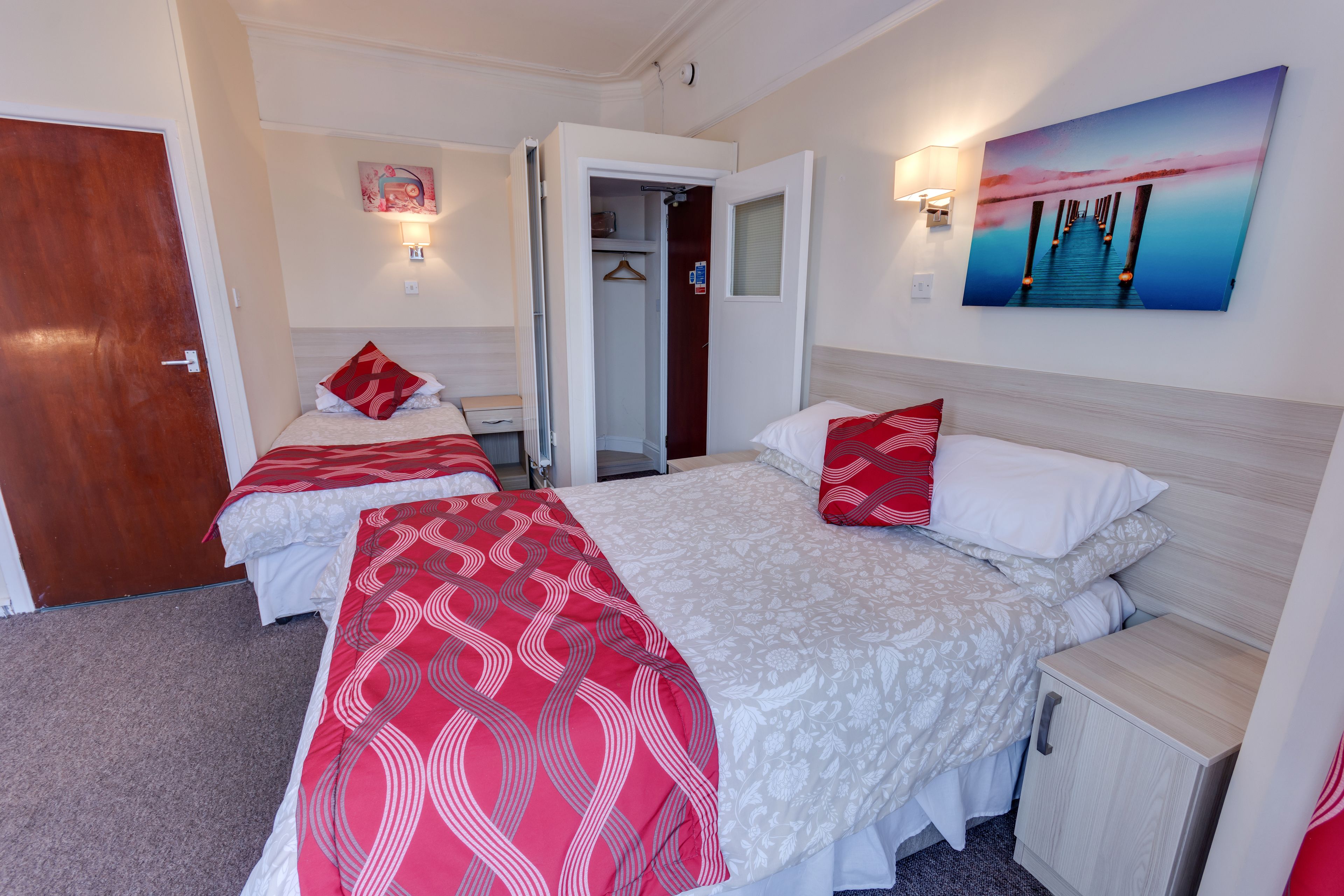 Familiekamer (Triple) | Een bureau, gratis wifi, beddengoed