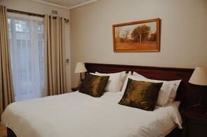 In-room safe, individually decorated, individually furnished, desk - Malcolm Lodge (Harare)
