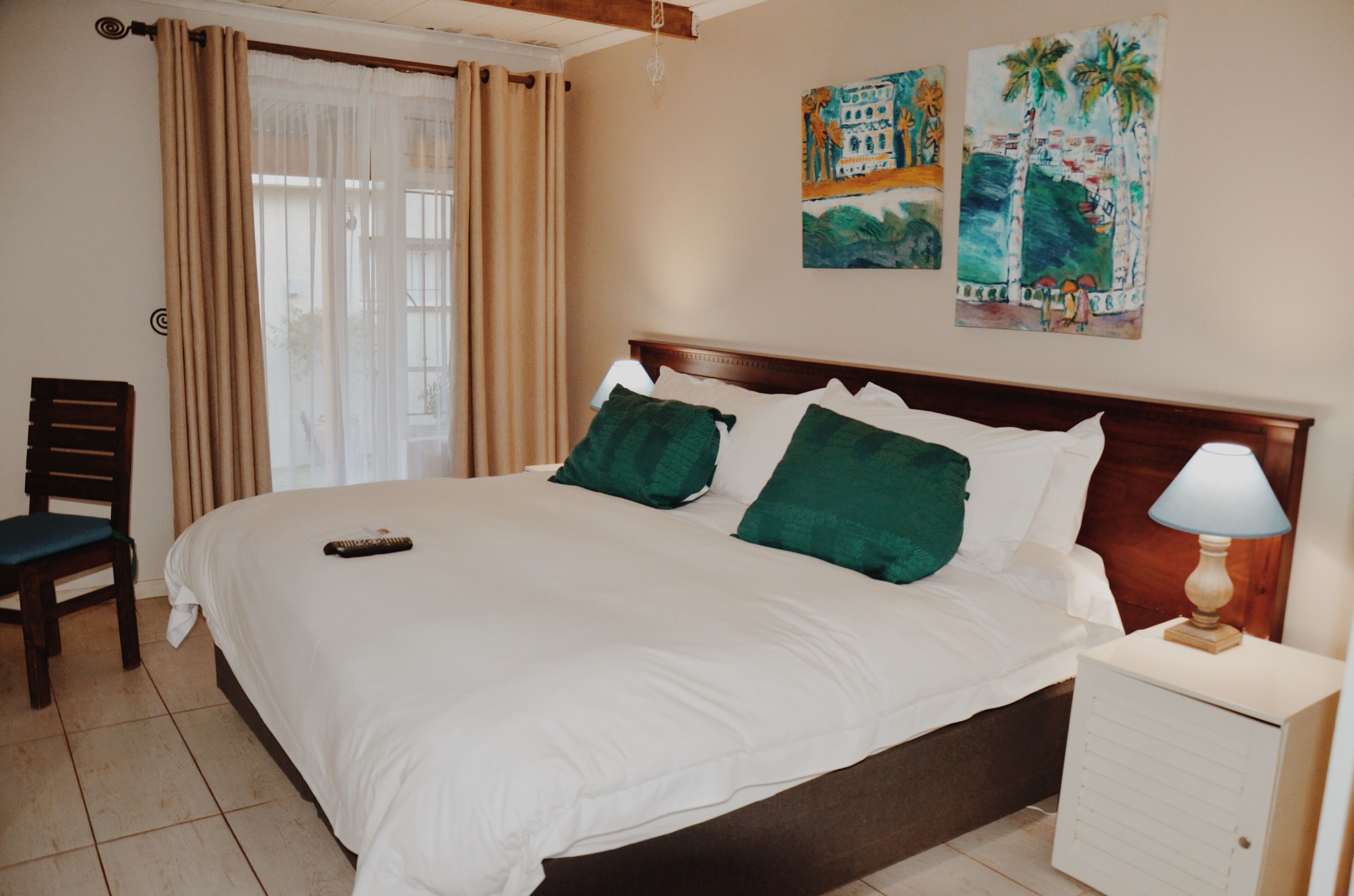 Kahden hengen comfort-huone (yksi tai kaksi sänkyä), 1 makuuhuone | Tallelokero huoneessa, yksilöllisesti sisustettu