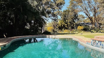 Piscine extérieure, chaises longues