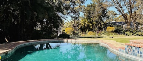 Piscine extérieure, chaises longues