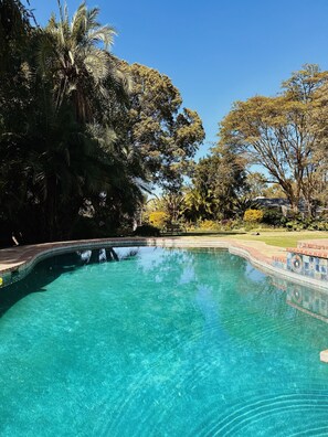 Outdoor pool, pool loungers - Malcolm Lodge (Harare)