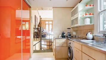 Double Bedroom, Optional Self-Catering | Cozinha privada | Geladeira, cafeteira/chaleira, talheres/pratos/utensílios de cozinha