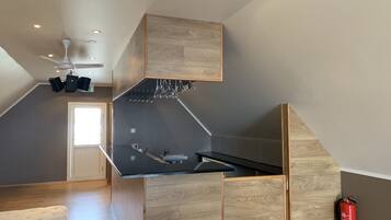 Double private Pod In Mixed Dormitory Room | ๊ณต์ฉ ์ฃผ๋ฐฉ | ์ปคํผ/ํฐ ๋ฉ์ด์ปค