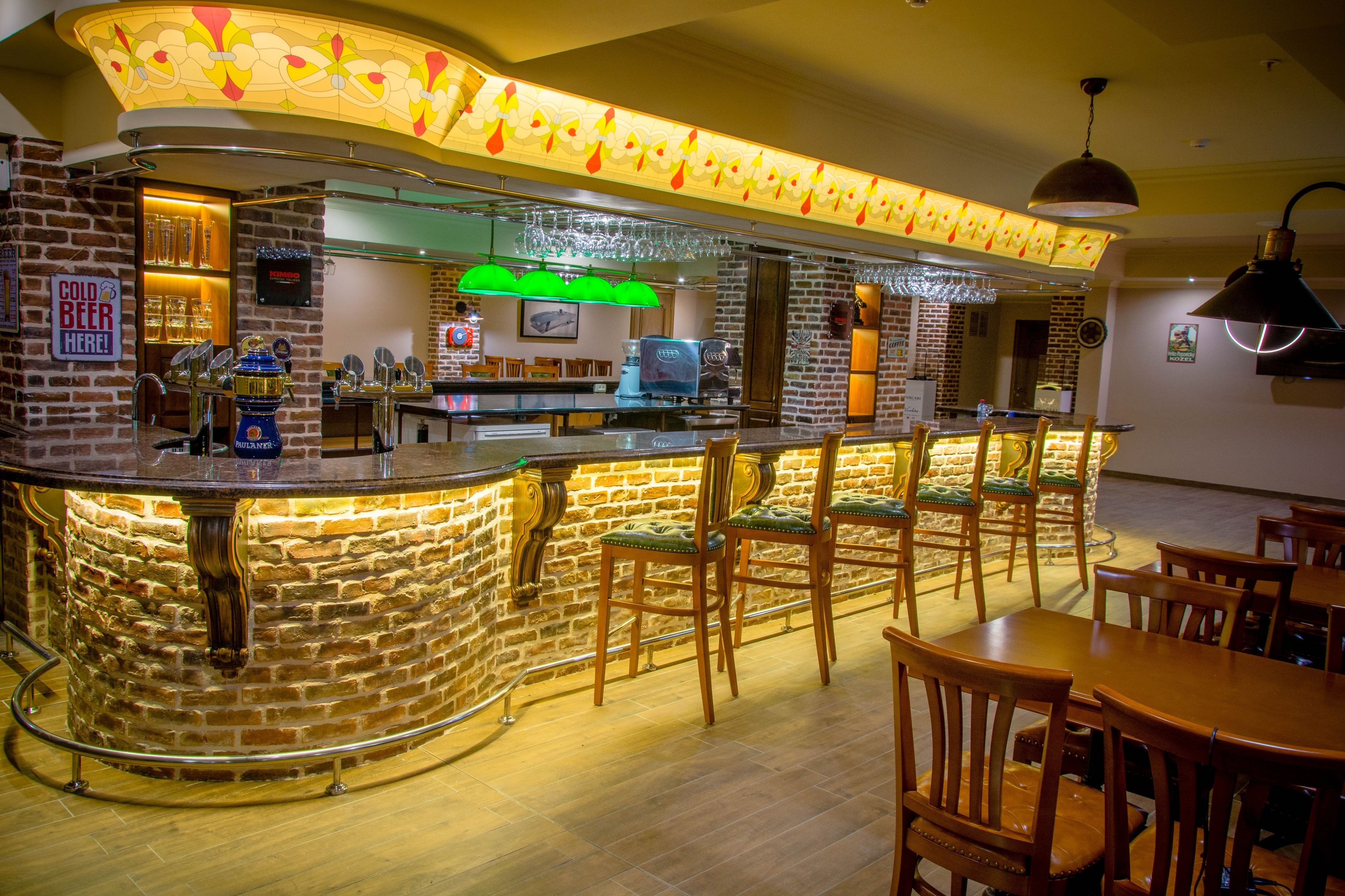 Serves lunch and dinner